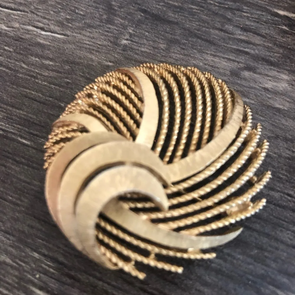 VTG Trifari Gold Tone Signed Round Ribbon Swirl Brooch Pin 2” Ornate - Image 2