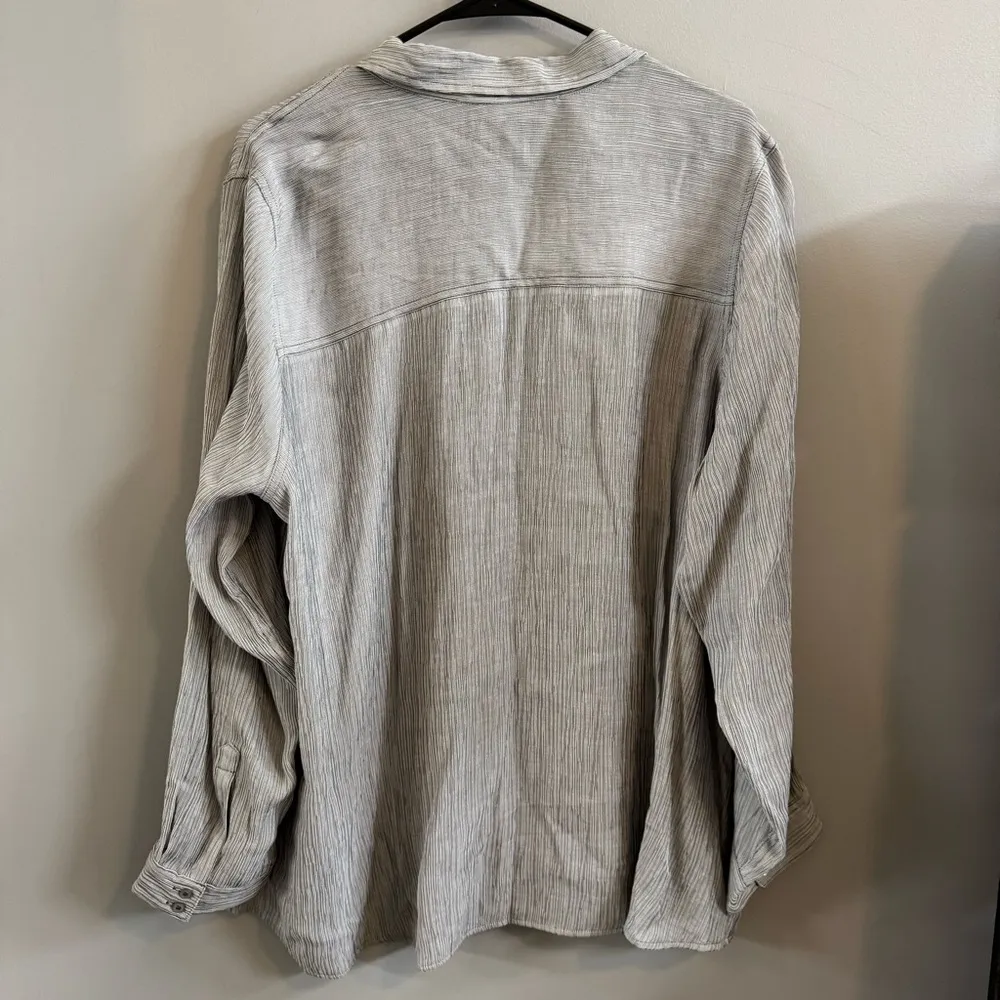 EXPRESS NWT  Grey/Silver Button-Up Shirt - Image 6