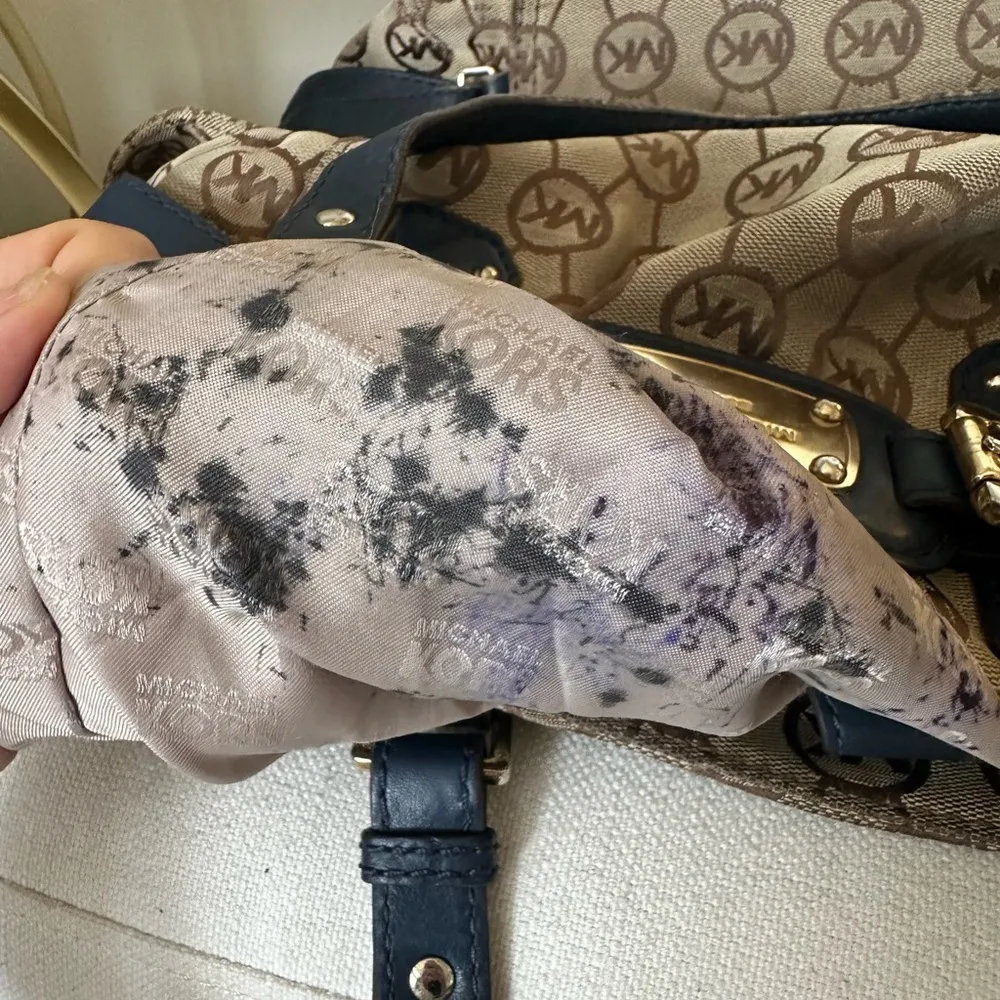 MICHAEL Michael Kors Navy Beige Signature Canvas and Leather Gansevoort Tote - Image 7