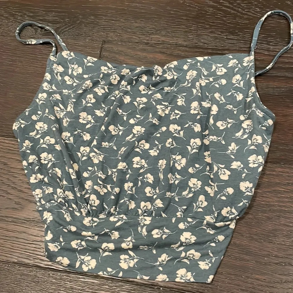 nwot urban outfitters uo green floral cami top - Image 2