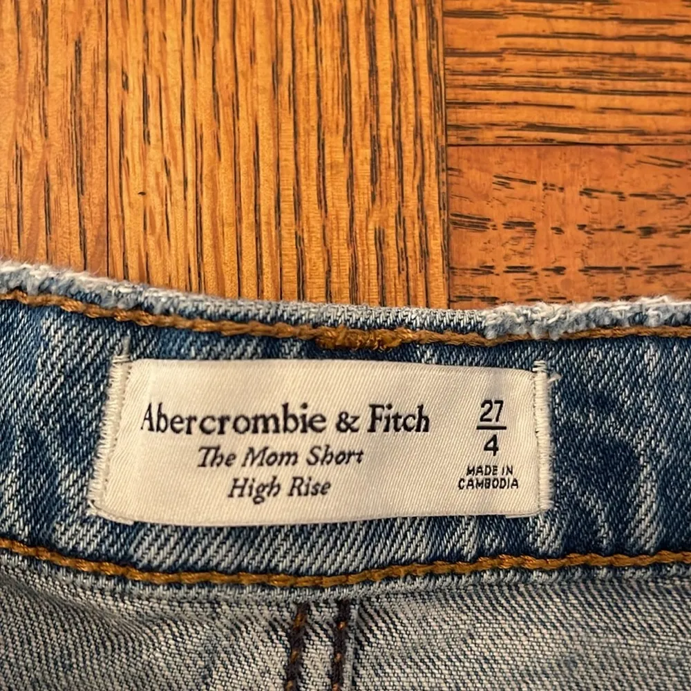 Abercrombie Fitch, the Mom short high-rise size 4 - Image 2