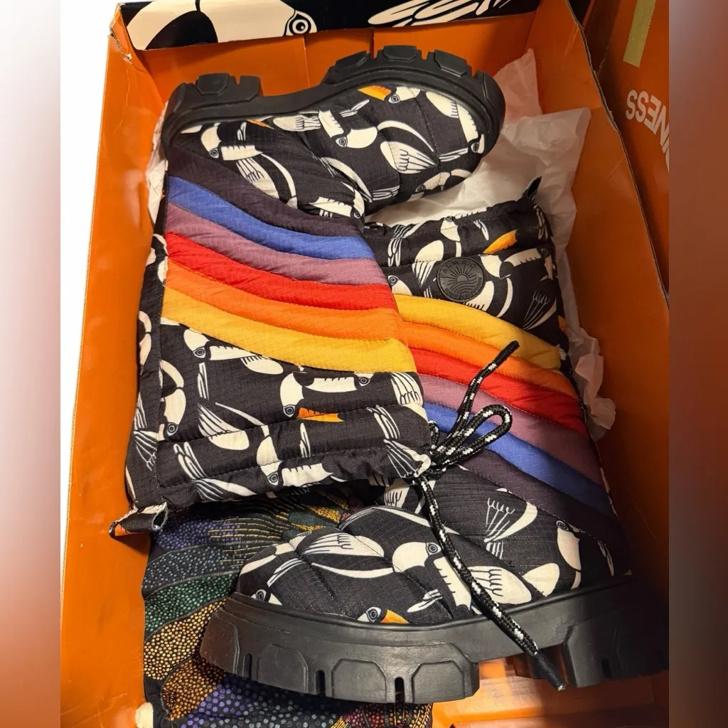 NEW Farm Rio Puffy Tall Rainbow Snow winter Boots Graphic Toucan Print Size 6 - Image 2