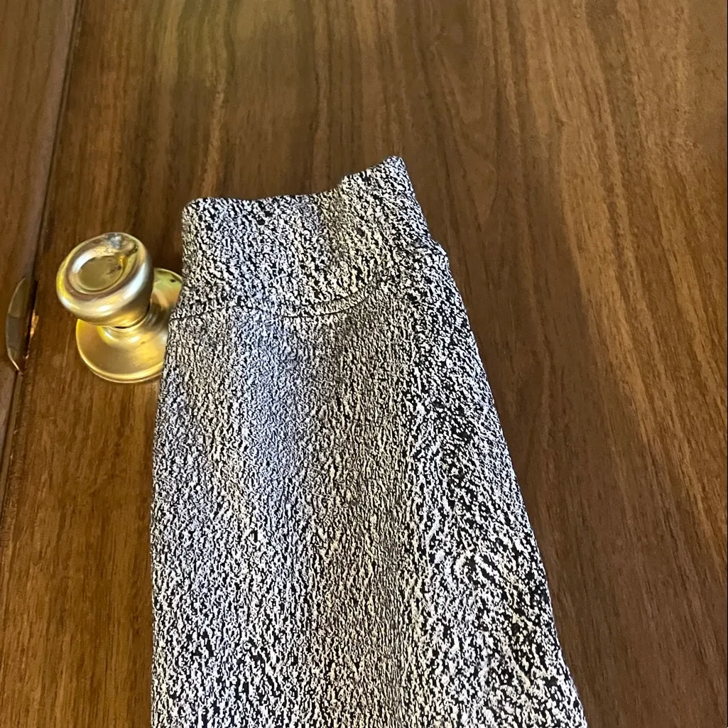 Lululemon Athletica Black and White Textured Fabric - Image 6