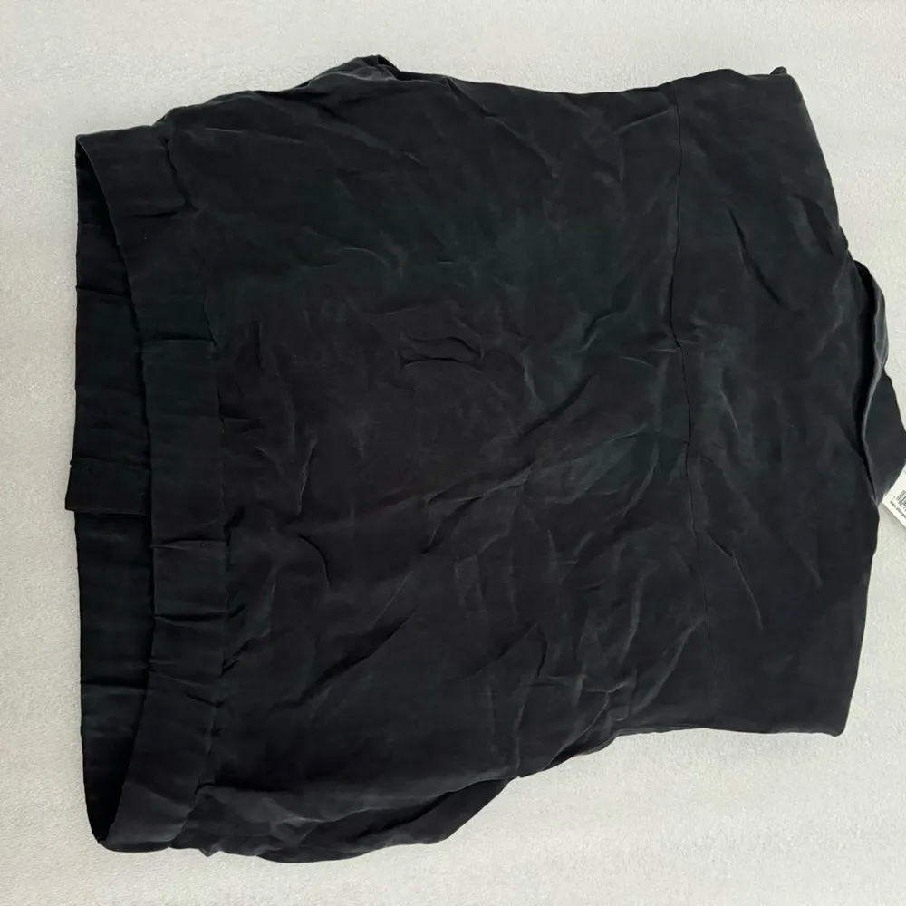 Alice + Olivia Black Crop Button Down Shirt - Image 4