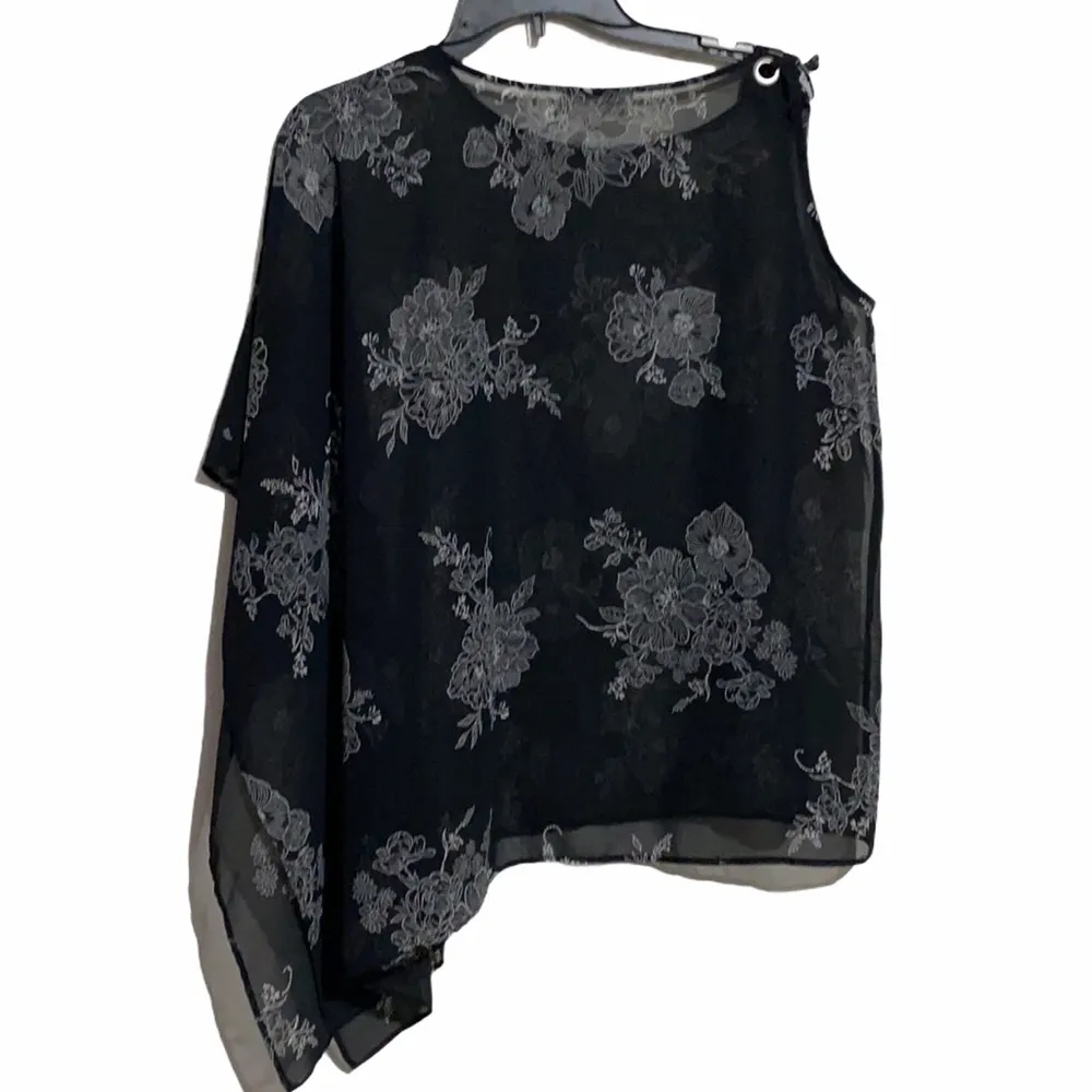 QUINESSENTIALS • side open shoulder: cold shoulder : boho festival blouse :shawl Size M - Image 5