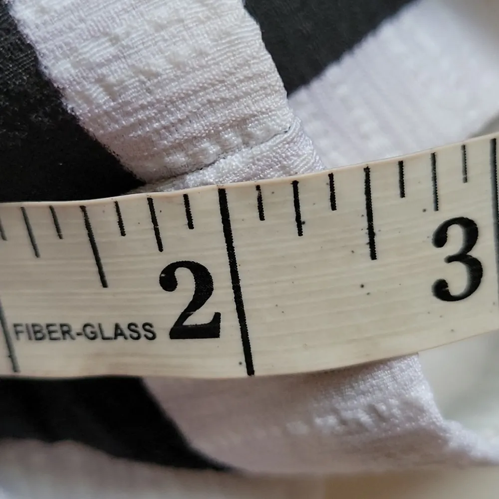 DO + BE textured stripe shorts size large - Image 7