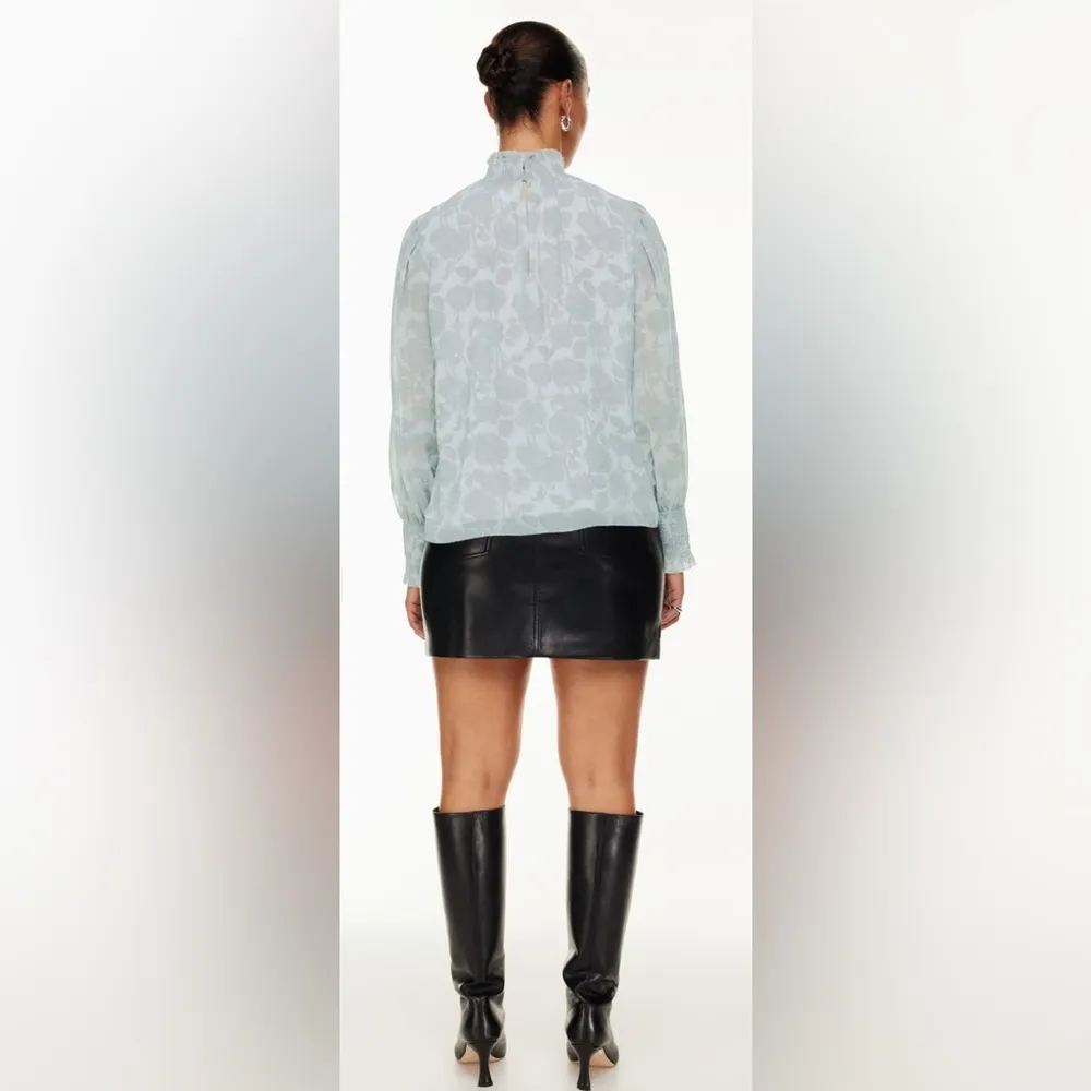Wilfred Aritzia Valencia Blouse flowy smocked cuffs and mock neck XS gray tones - Image 8