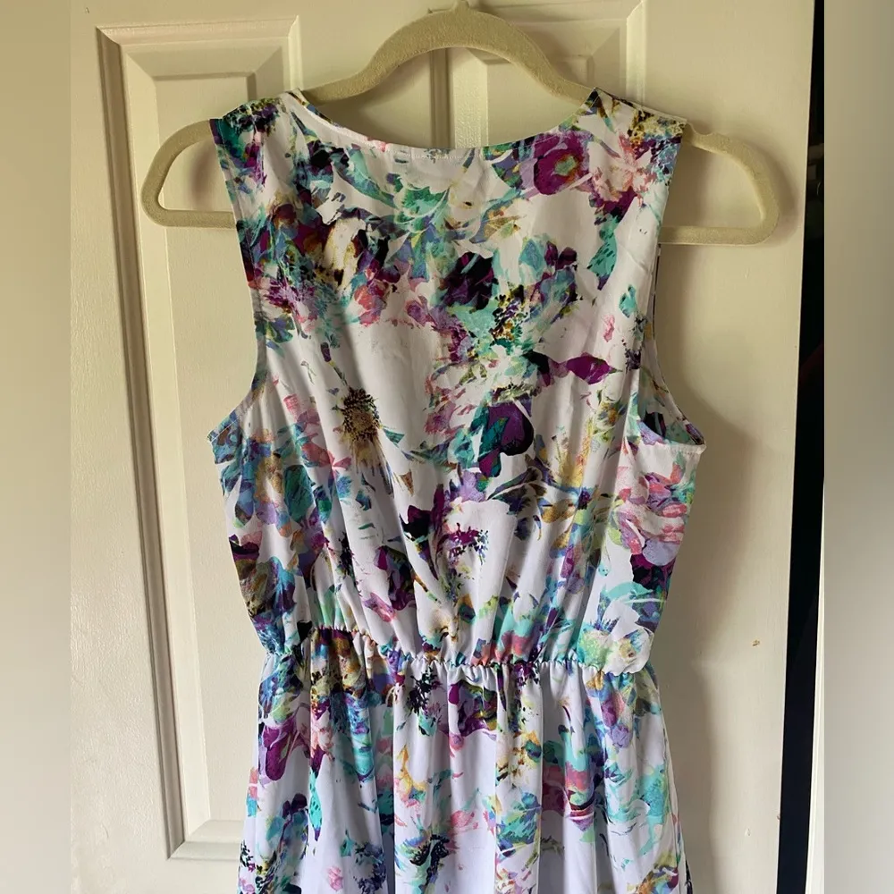 Women's Apt. 9 white floral faux wrap dress. Size medium. In excellent condition - Image 6