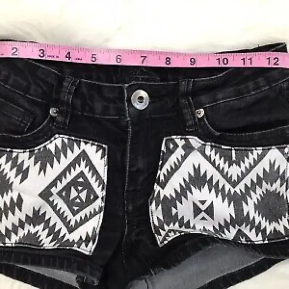American Eagle VTG ChiQle Denim Architect Black & White Aztec Printed Patch Pattern Jean Shorts - Image 5