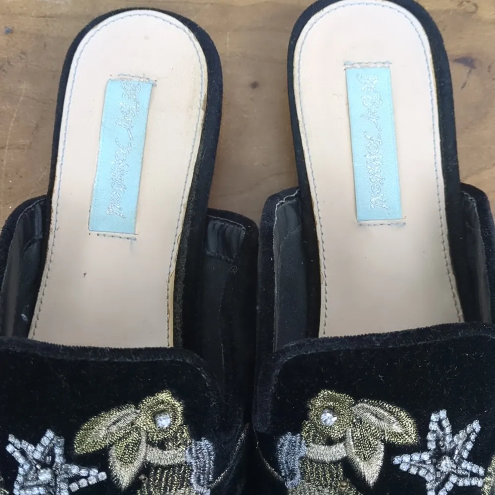 Betsey Johnson Eden Velour Embellished Slide Size 8M - Image 7