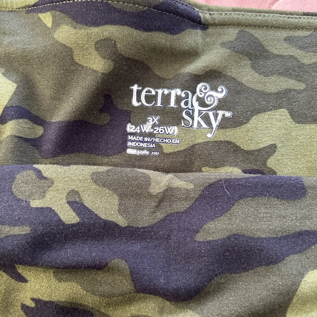 Terra & Sky Camouflage Leggings Green and Black Stretchy Fit - Image 3