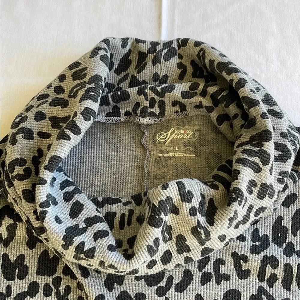 Style & Co Sport 3/4 length sleeve pullover with cowl neckline. Size large - Image 4