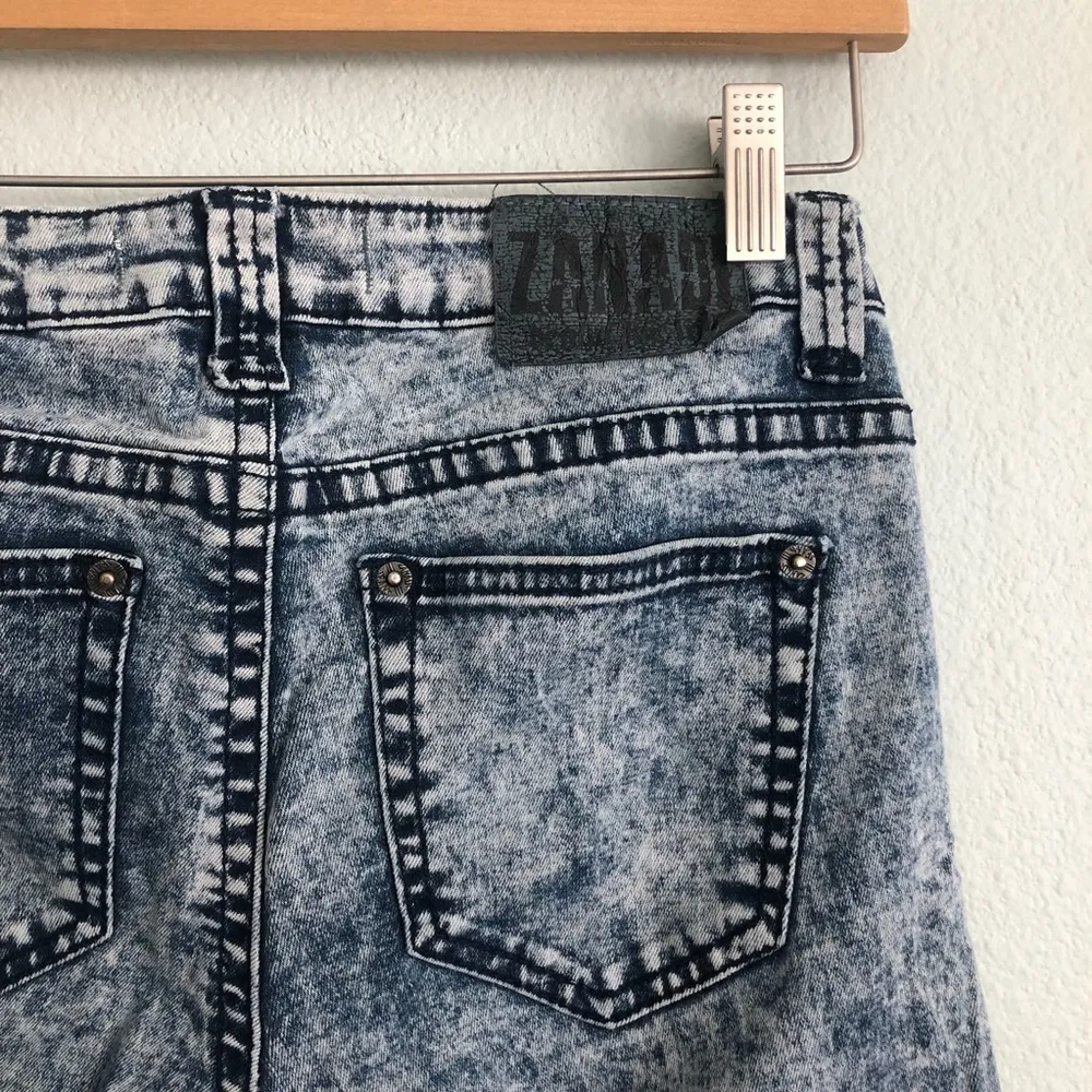 Zanadi Acid Wash Skinny Jeans. Size 7 - Image 3