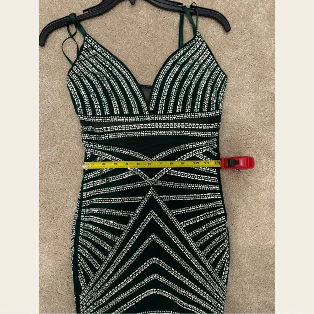 Elegant Green and Silver Evening Gown - Image 7