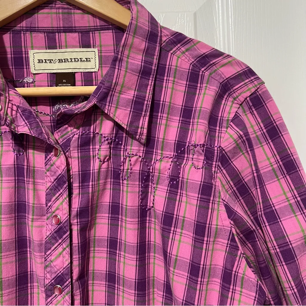 Bit & Bridle Western Pearl Snap Top Size XL Purple Plaid Embroidered Horses - Image 3