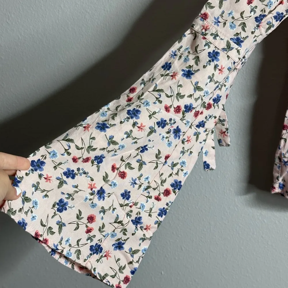 Hollister Women Pink Floral longsleeve Crop top size XS - Image 3