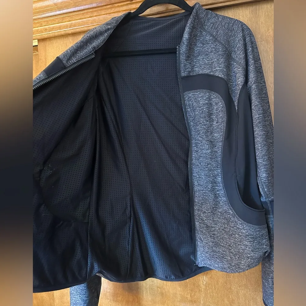 Lululemon Find Your Bliss Jacket size 12 - Image 3