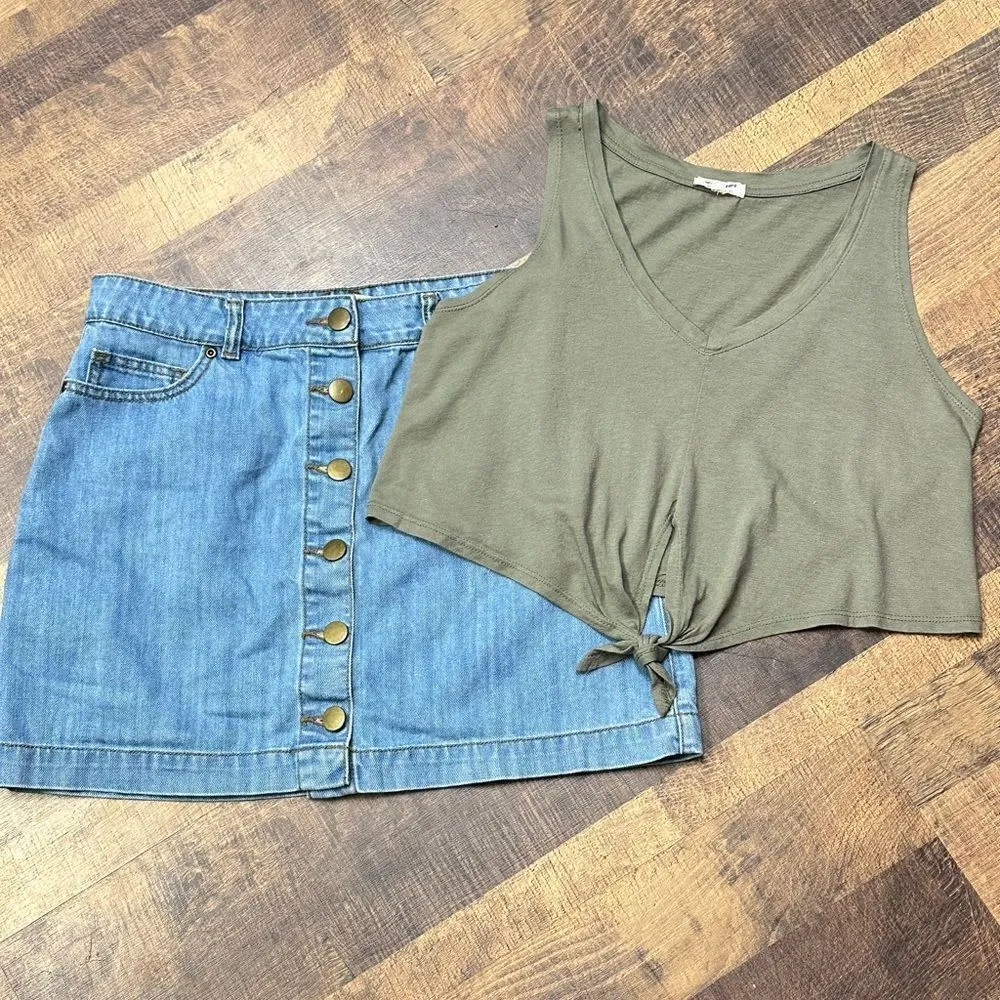 Heart and Hips Green V Neck Knot Front Crop Tank Top Size Medium - Image 2