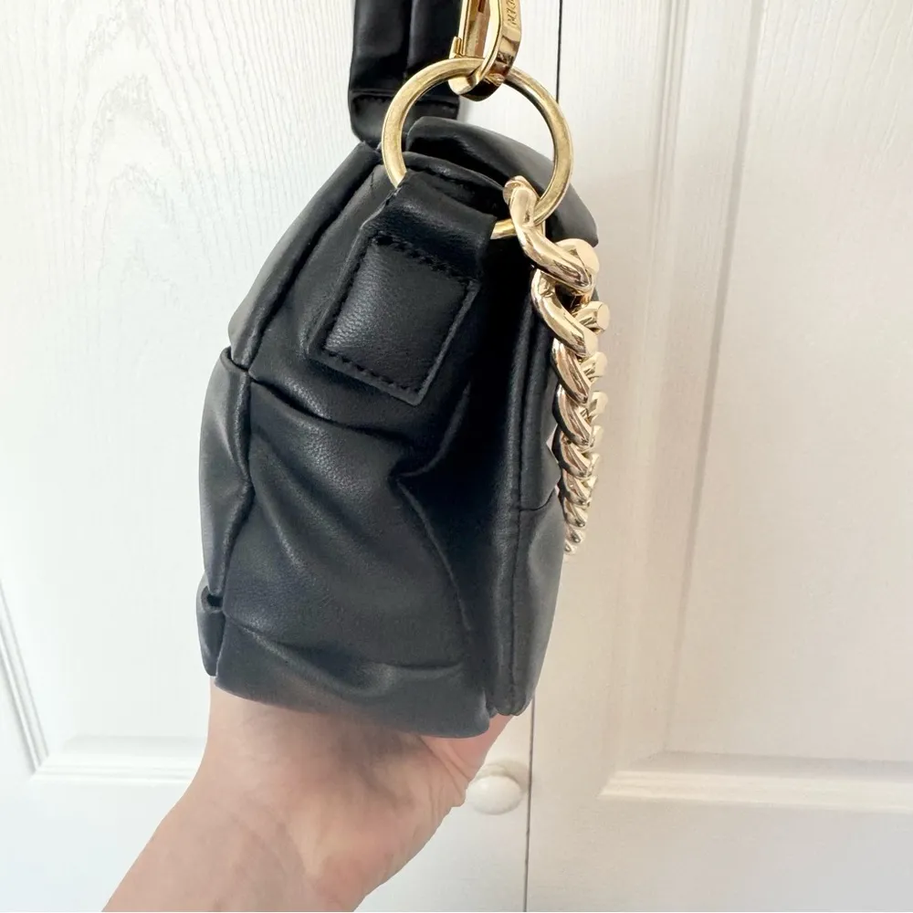 STEVE MADDEN puffed quilted shoulder bag in black with chunky silver/gold chain - Image 7