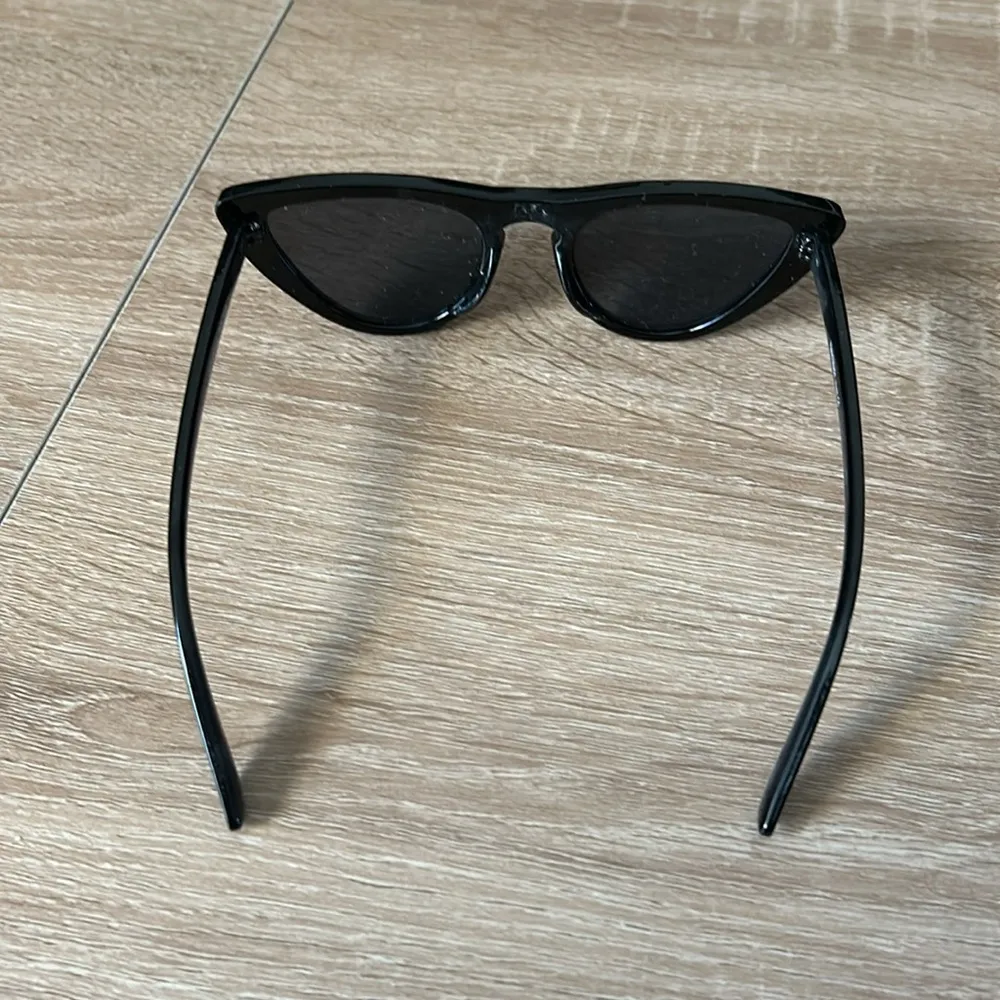 Black cat eye sunglasses - Image 4