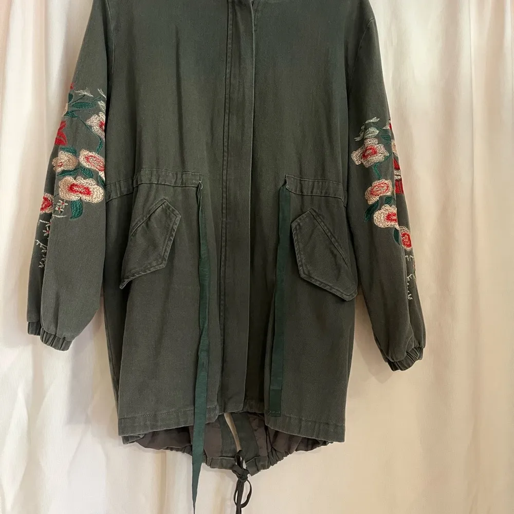 Green Utility Jacket with Floral Embroidery and Drawstring Waist Size 4 - Image 2