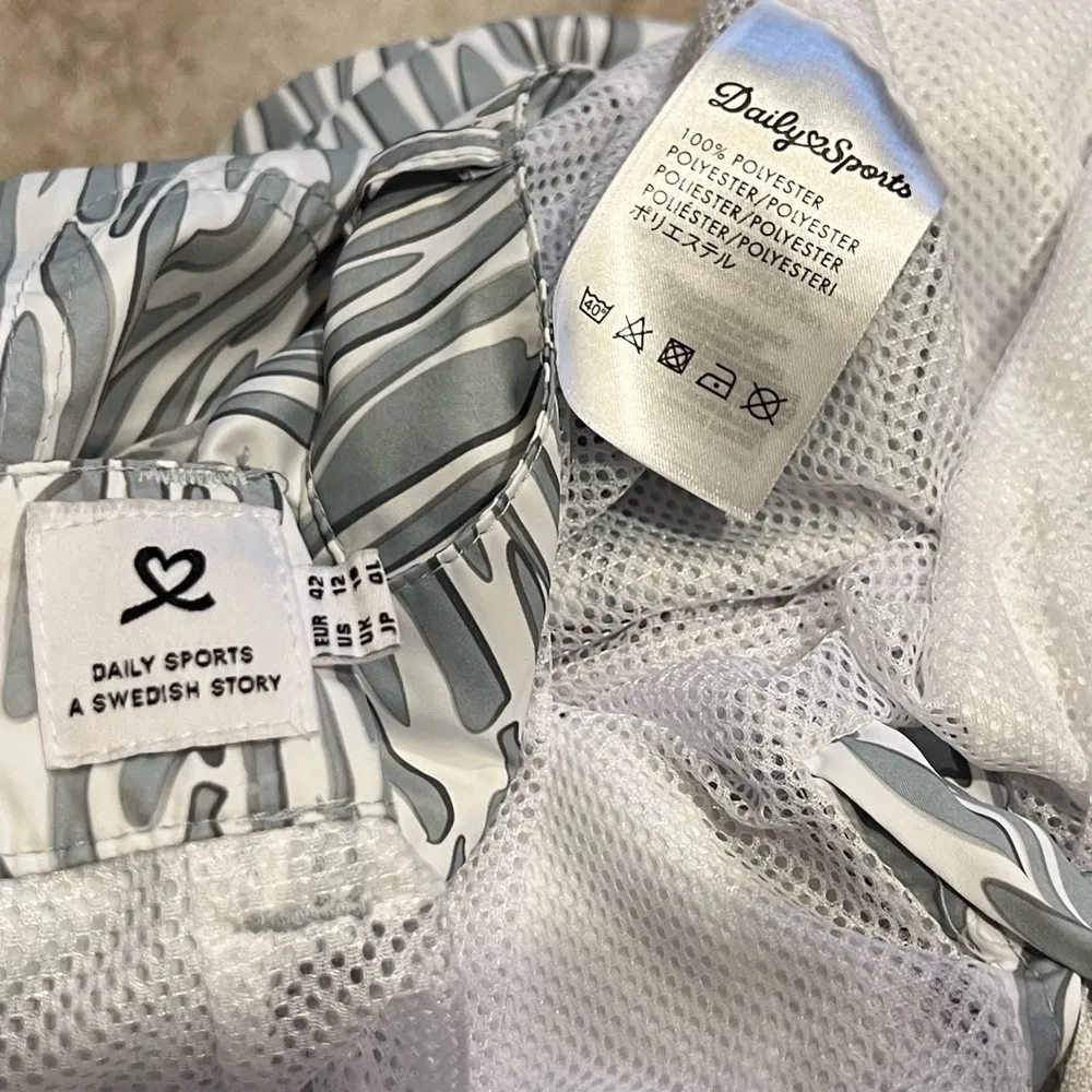 Daily Sports A Swedish Story Mid Rise Stretch Athletic Skort Gray White Size 12 - Image 5