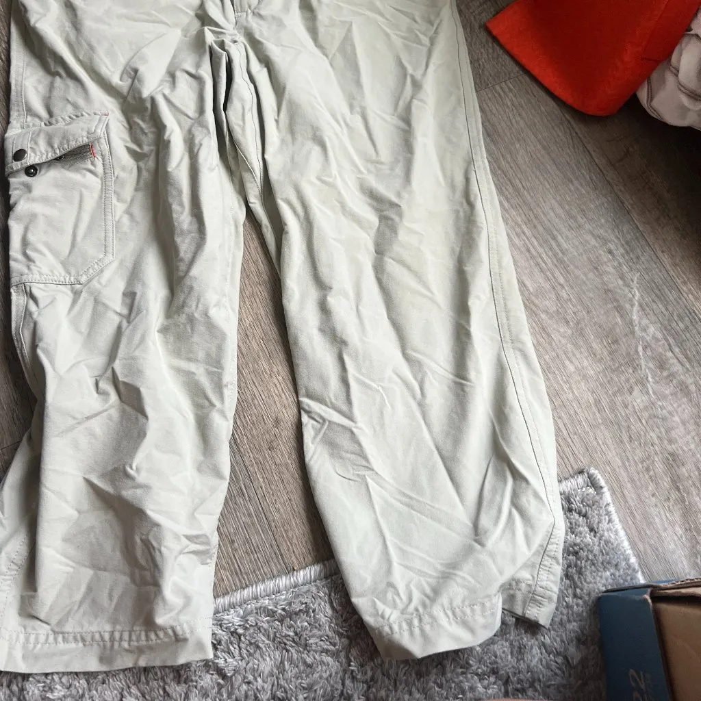 Patagonia cropped pants size 6 - Image 2