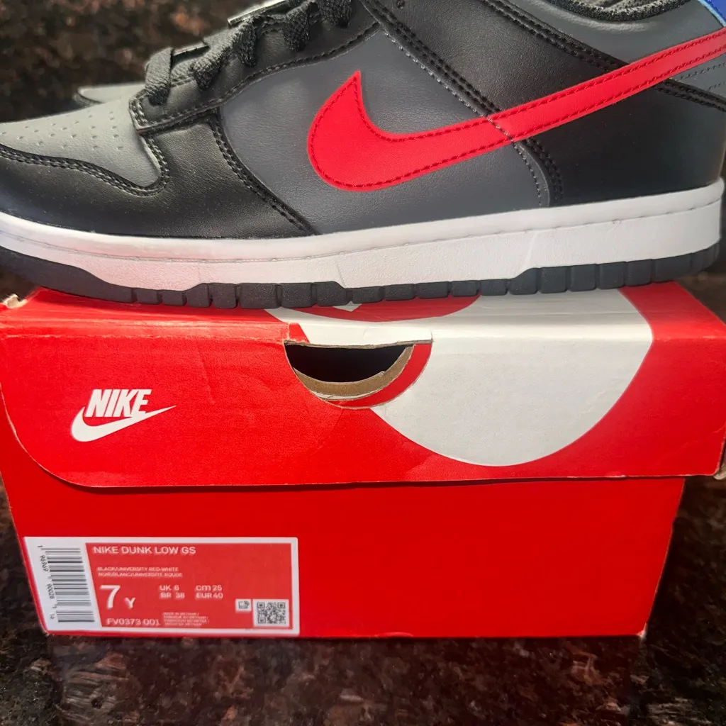 Nike New DUNK LOW GS BLACK / UNIVERSITY RED - Image 3