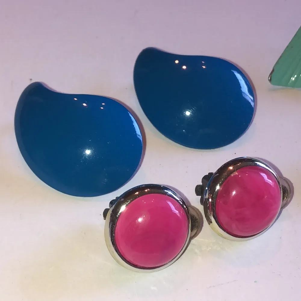 Lot of 4 Vintage Retro Metal Enamel Round Boho Clip On Earrings - Image 2