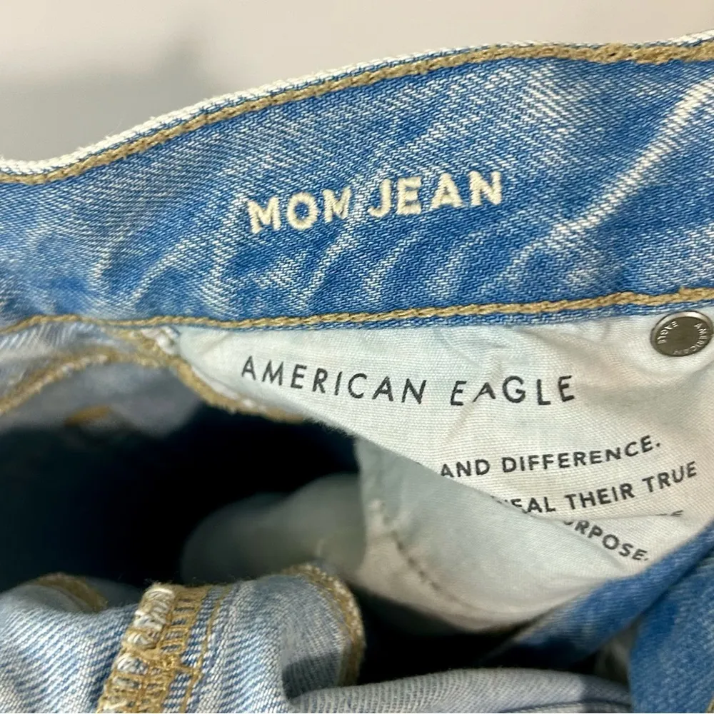 American Eagle Women’s Distressed Mom Jeans Light Blue Wash Size 4 Regular FLAW - Image 5