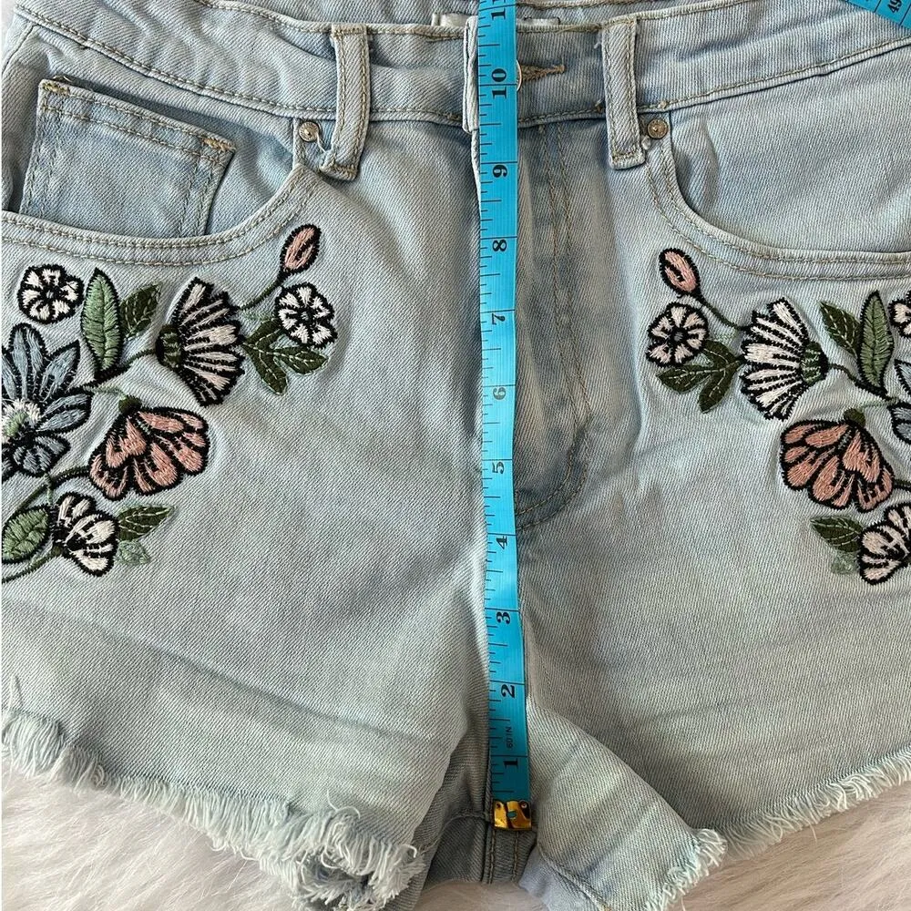 Forever 21 High Rise Light Wash Embroidered Flowers Denim Shorts Size 26 | 2 - Image 6