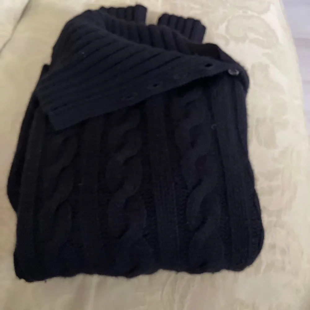 Beautiful Ralph Lauren cashmere and wool cable sweater with buttons at the neck - Image 7