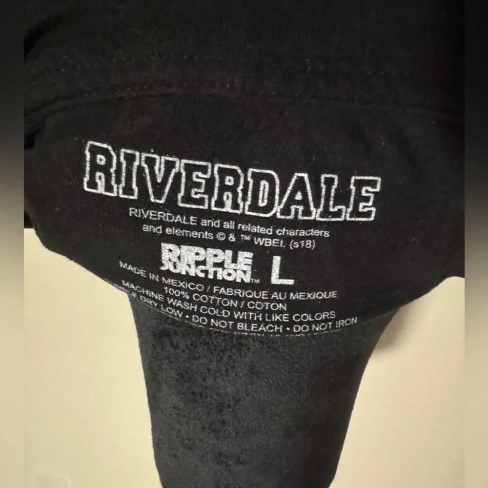 EUC Ripple Junction Riverdale Black & White Jughead Jones Graphic Tee size large - Image 4
