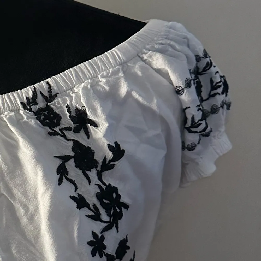 Japan White Smocked Cropped Blouse with Puff Sleeves and Black Embroidery - Image 5