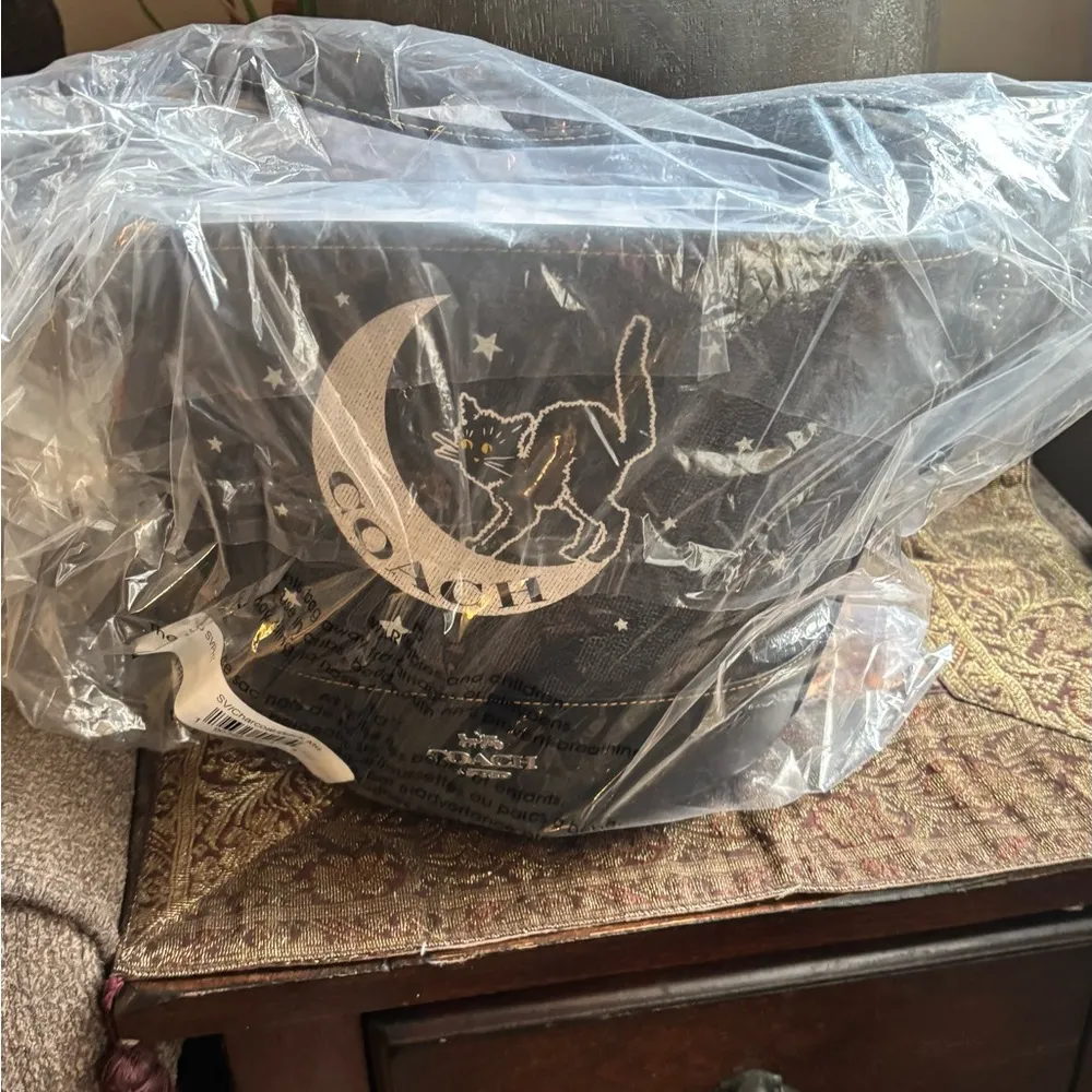 Authentic Coach Signature/Smooth leather w Celestial Cat Design bucket shoulder - Image 8