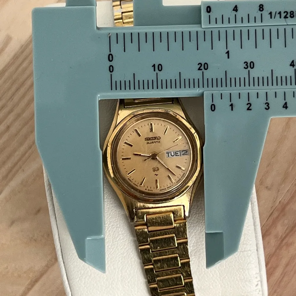 Seiko Ladies Watch Vintage Gold Tone Bracelet Gold Tone Dial Day Date Window - Image 9