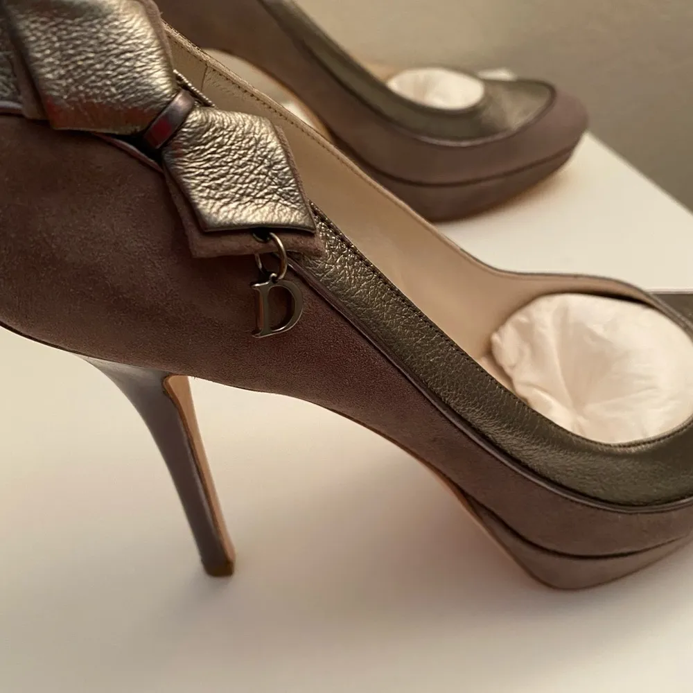 Dior Deco Dorsay Pump In Stone. New In Box. 100% Authentic - Image 8