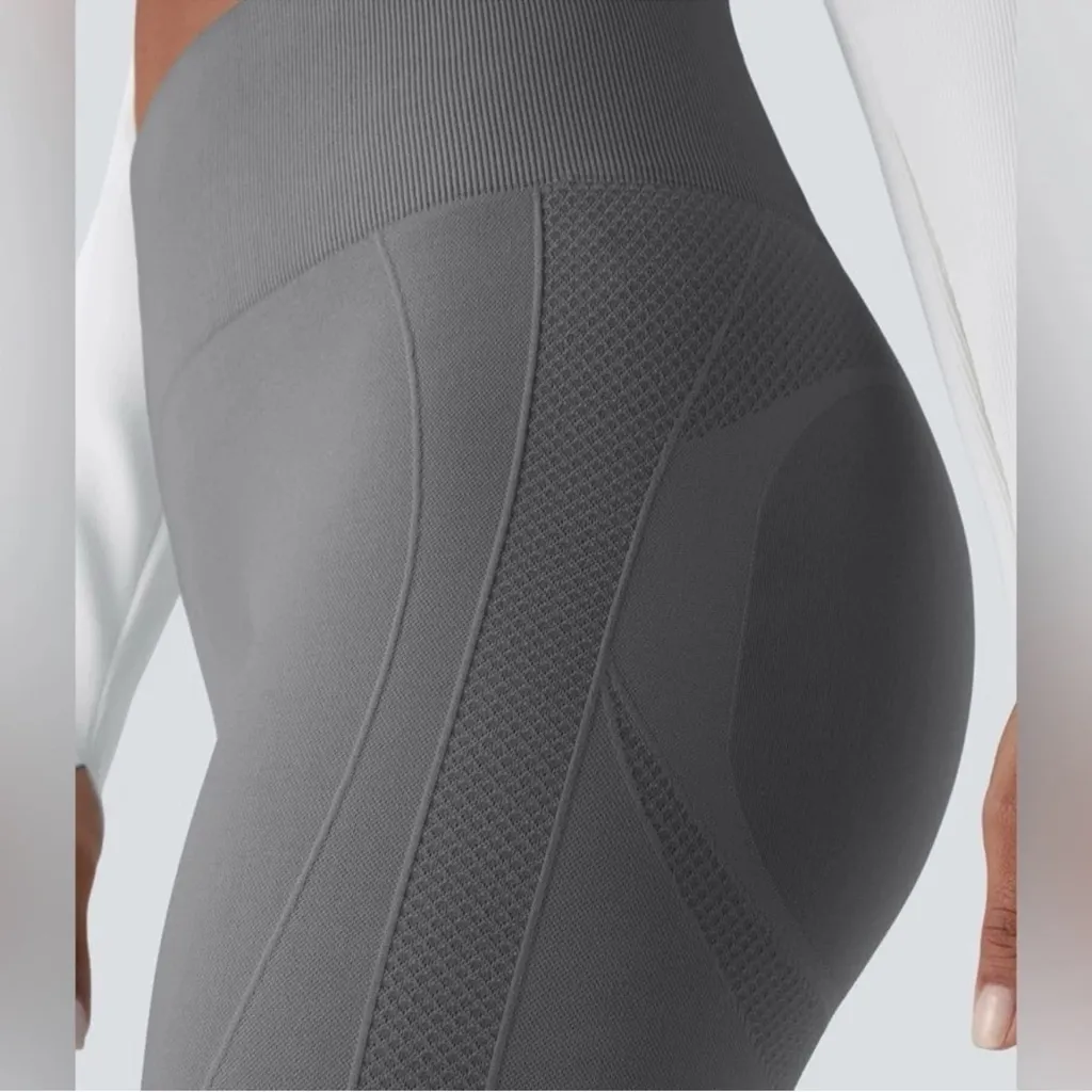 NWT size S HALARA seamless flow high waisted tummy control button lifting 7/8 - Image 6