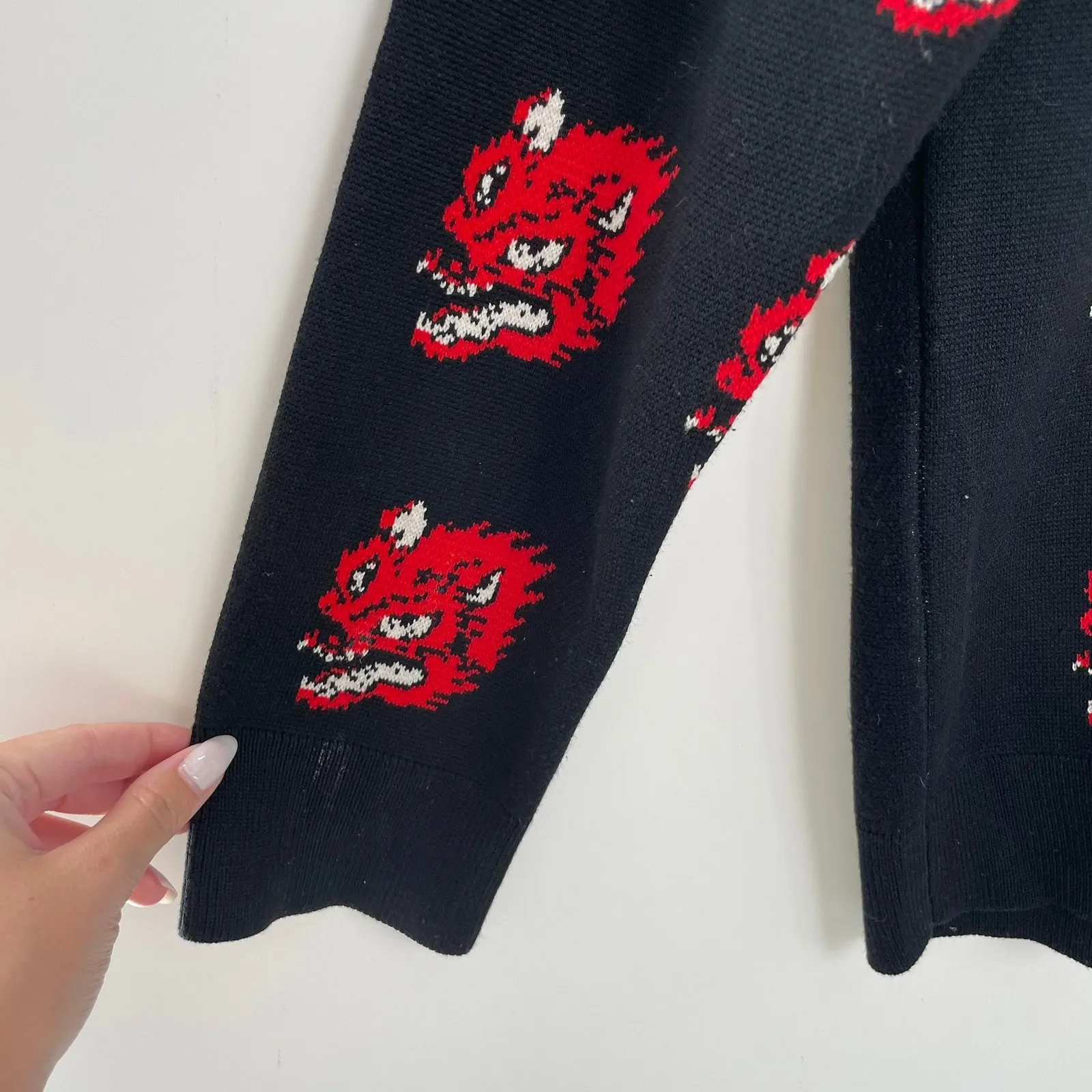 Divided Women's Red Dragon Anime Fabtasy Black Knit Crew Neck Sweater Size Small - Image 8
