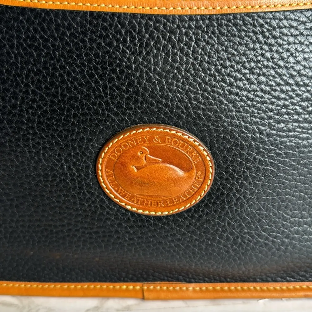 Dooney & Bourke Vtg equestrian blk Pebbled Leather with Brown Trim crossbody - Image 6