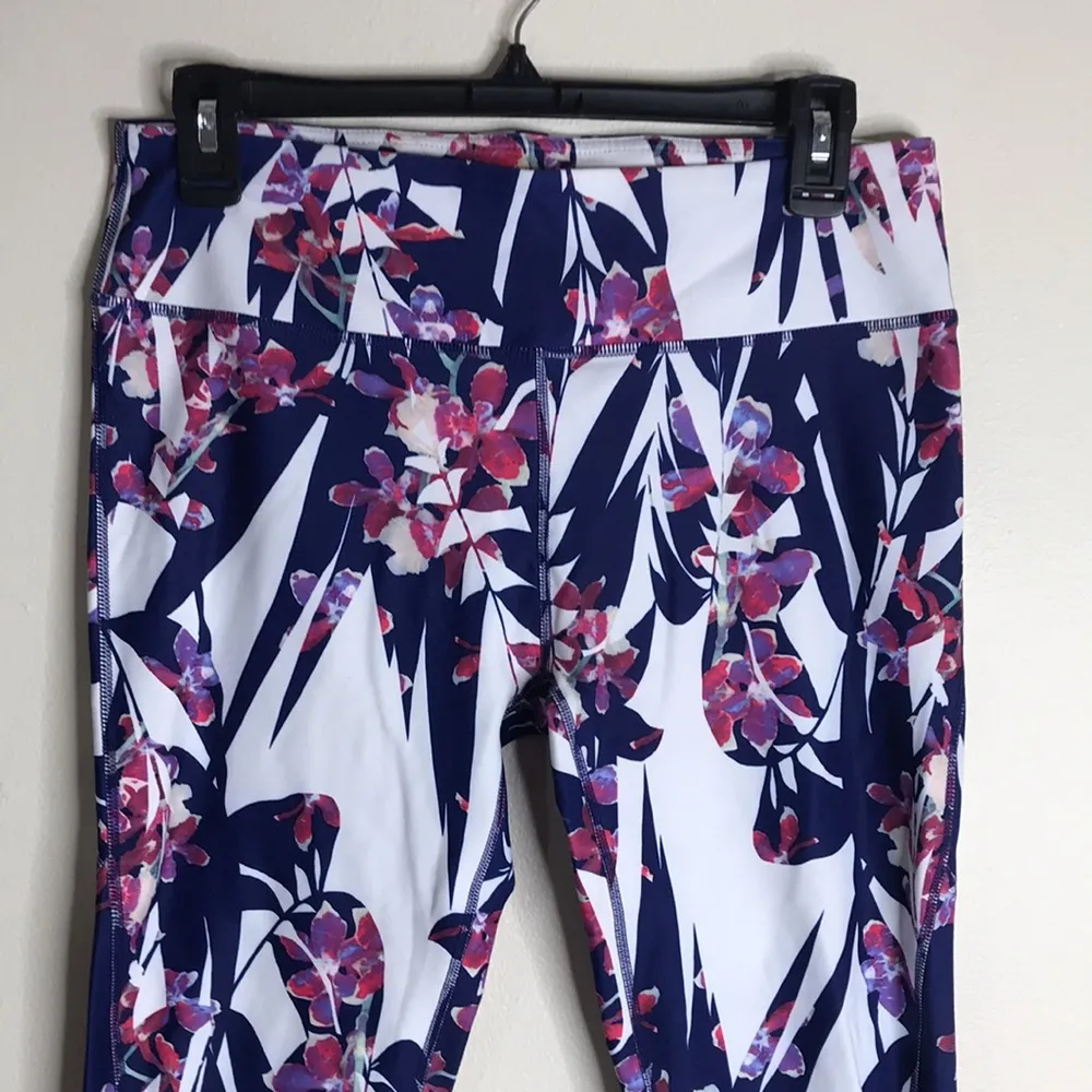 Fabletics ladies stretch floral capri workout legging pants size medium - Image 2
