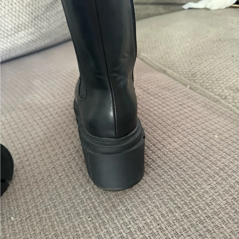 Women’s boots Size 7 - Image 3
