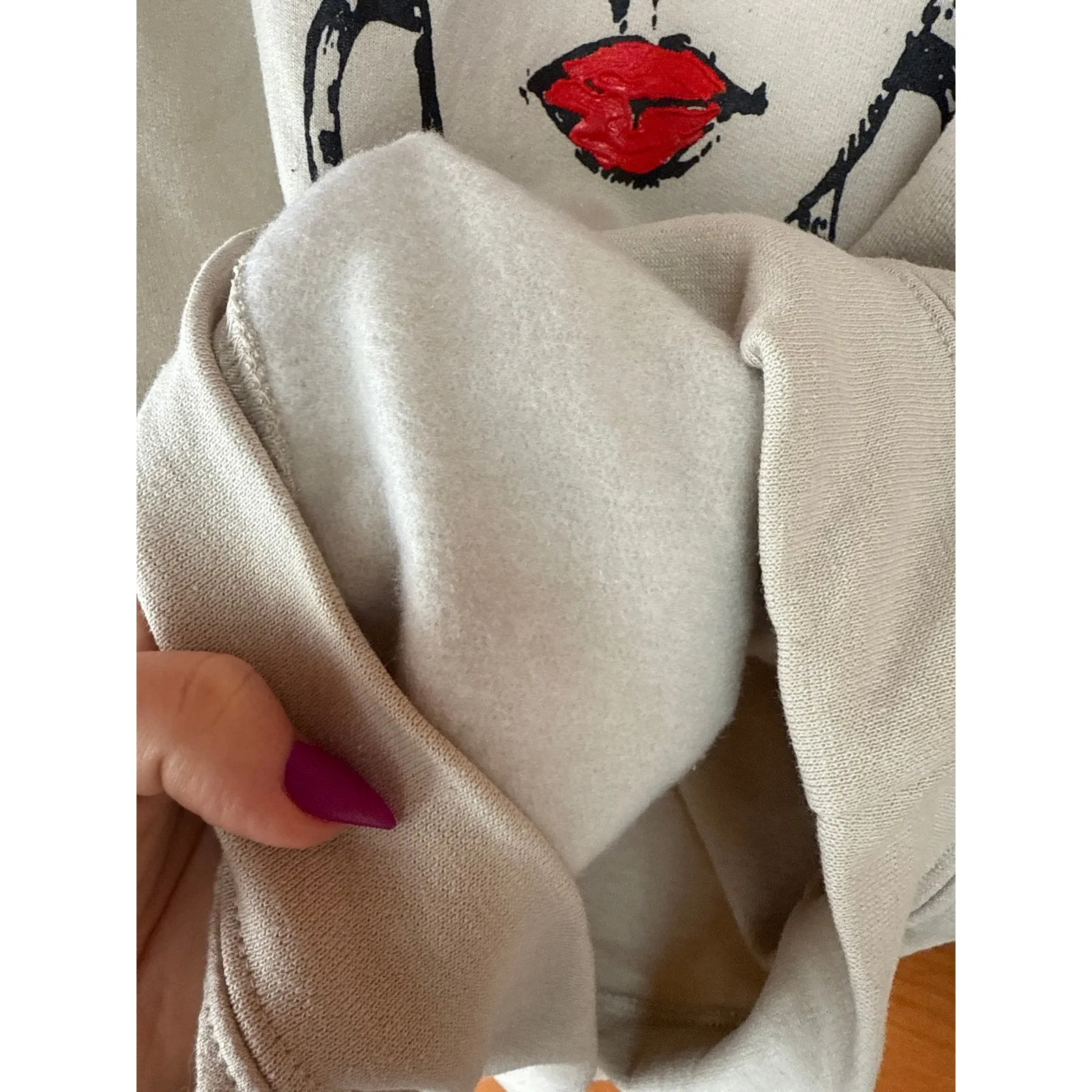 NWOT Askan Gray Oversized Miss Adu Sweatshirt Handpainted Lips Mens Size M Size M - Image 6