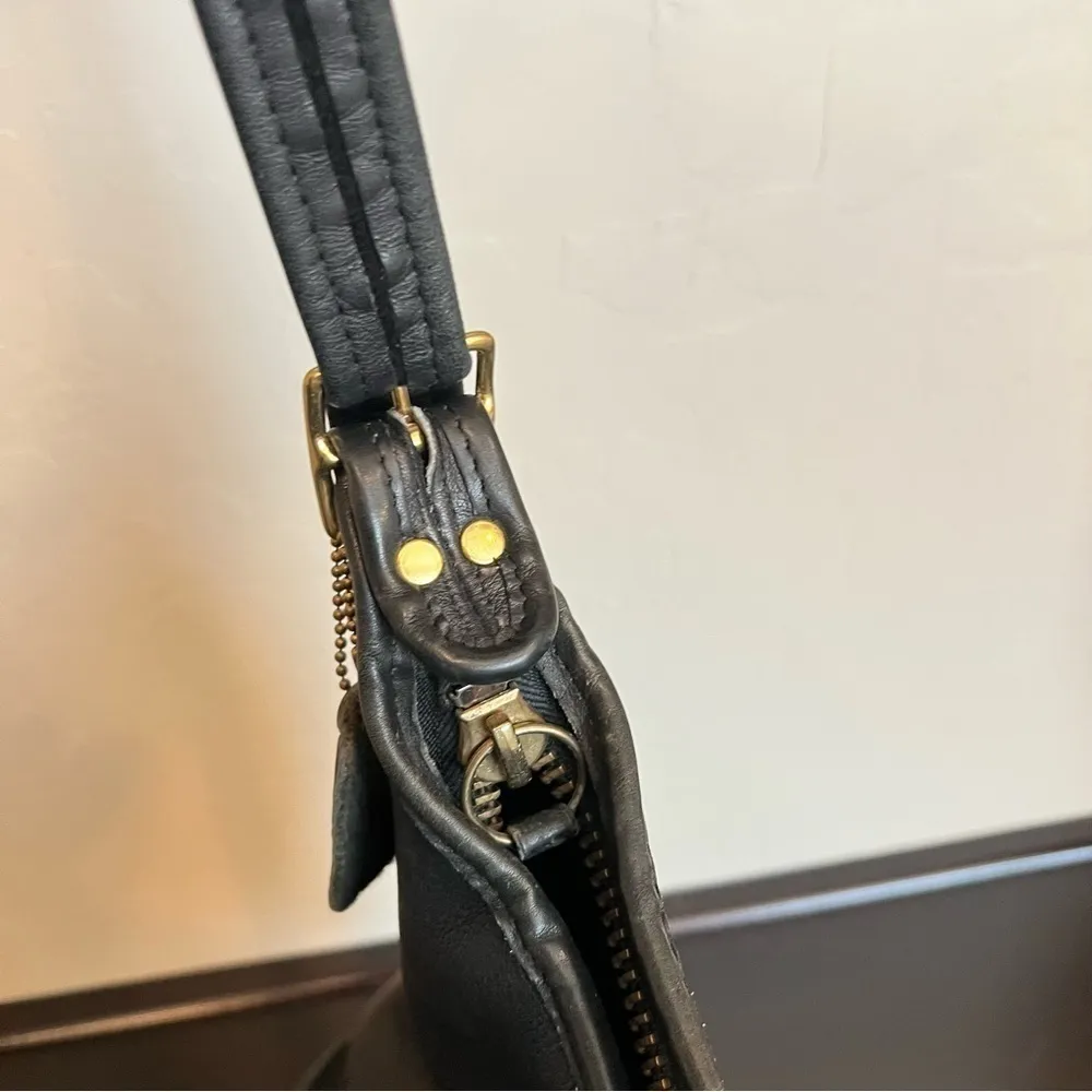 Vintage Coach 1996 medium sized duffle bag with zipper closure, black leather - Image 11