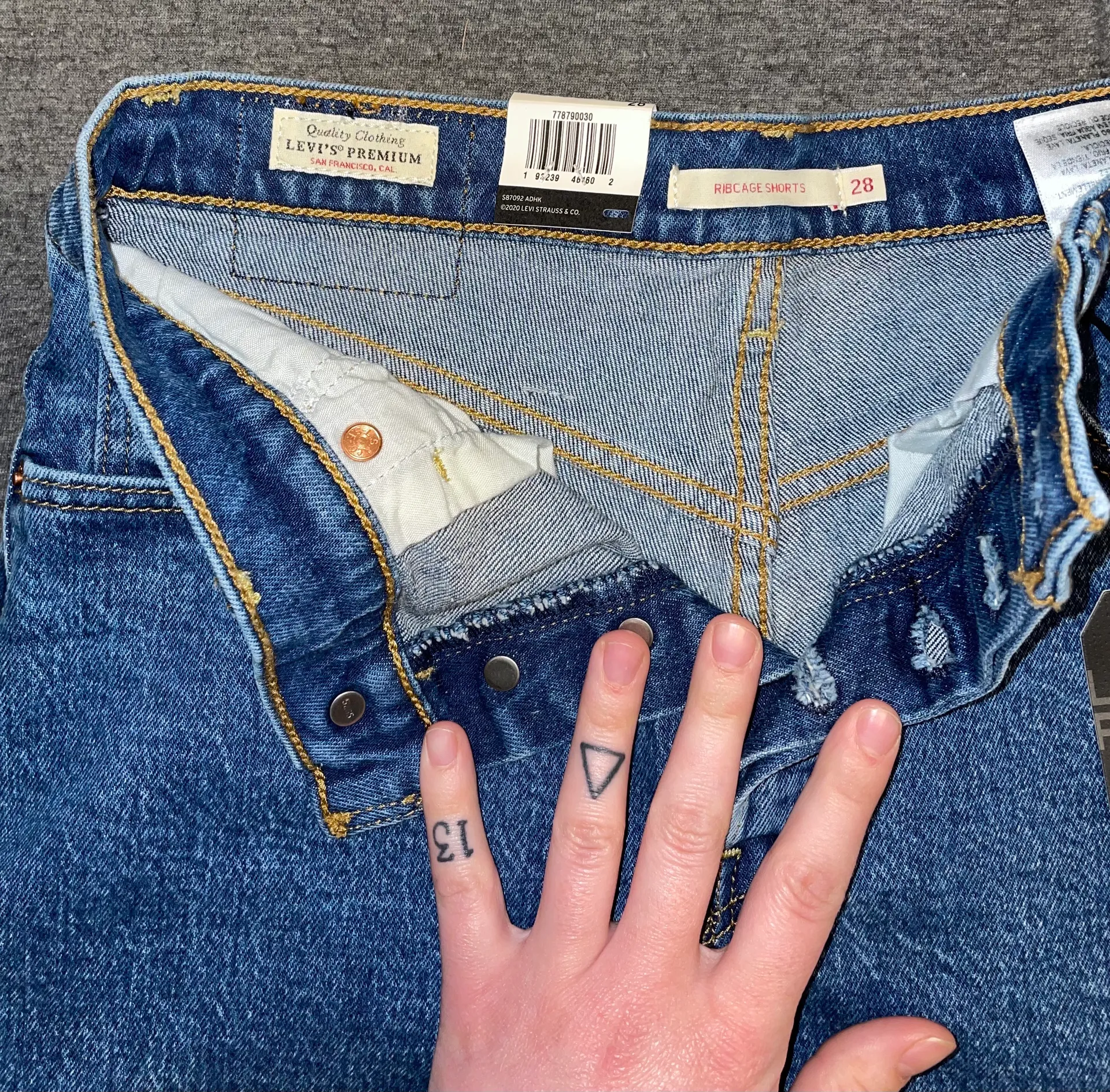 Levi’s Ribcage Shorts - Image 3