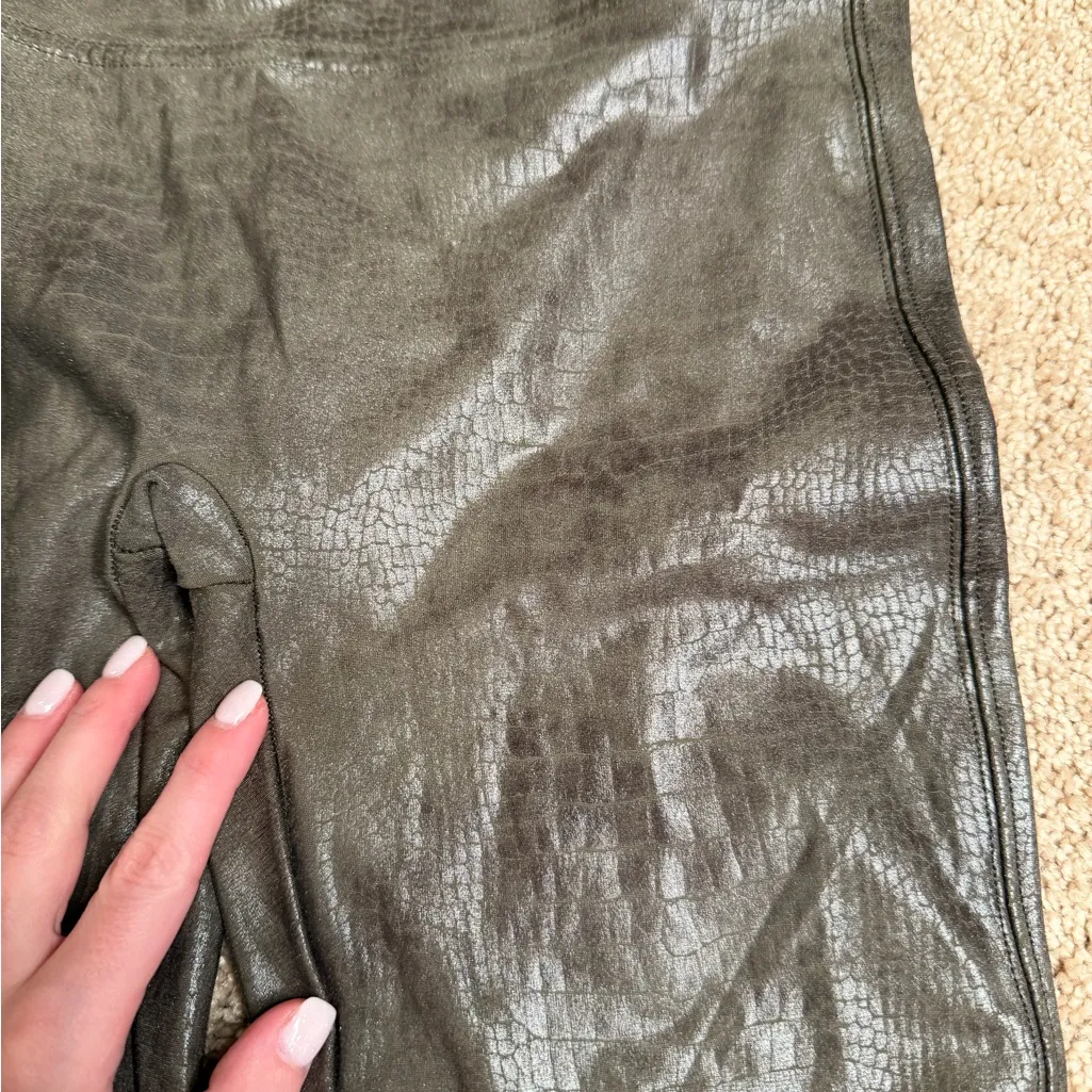 Spanx Faux Leather Croc Shine Leggings Darkened Olive Green Size Small - Image 4