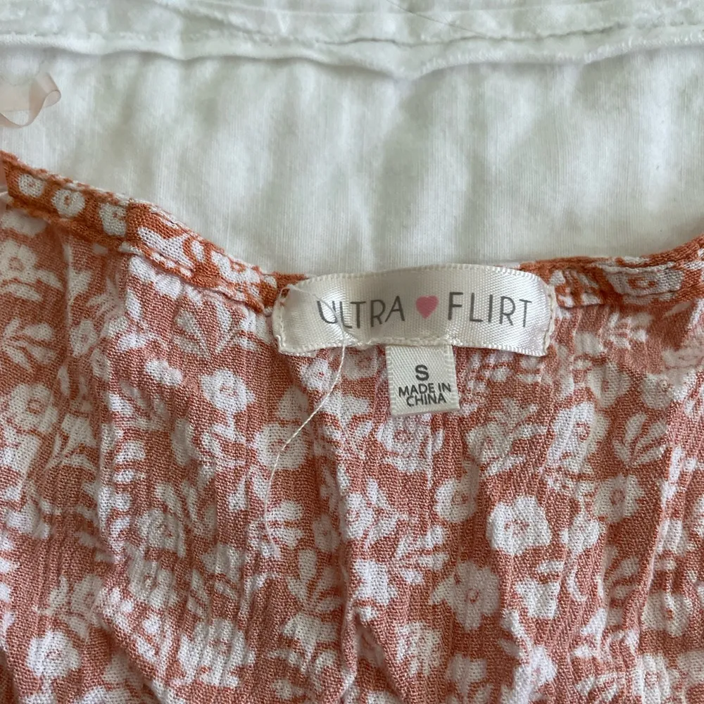 Ultra Flirt Orange Floral Puff Sleeve Ruched Top - Image 2