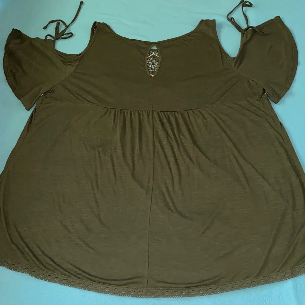 FOURTEENTH PLACE embroidered olive green flutter short tie sleeve tunic size 2XL - Image 2