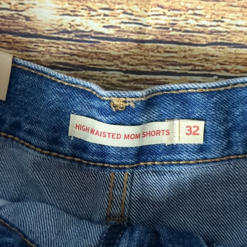 Levi's high waisted mom shorts size 32 - Image 3