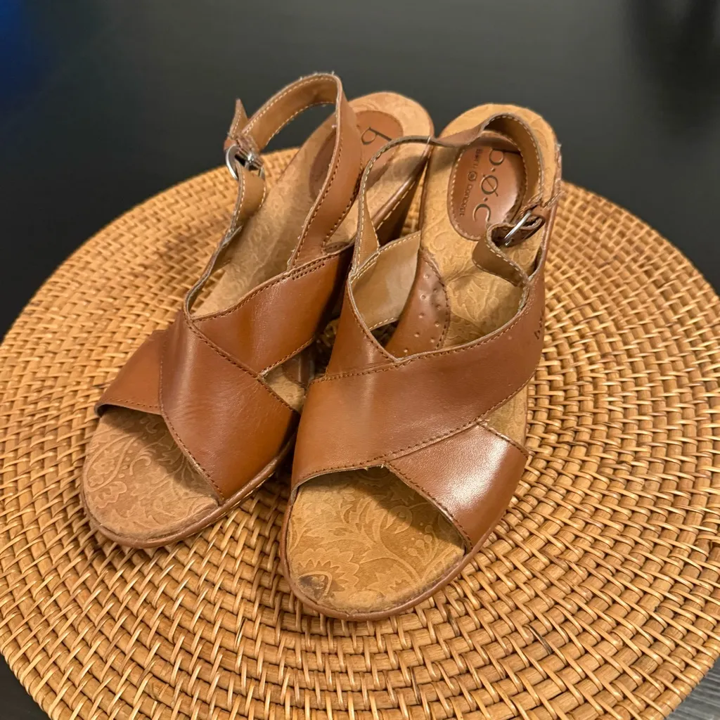 b.o.c. Tan Leather Wedge Sandals Brown Size 8 - Image 3